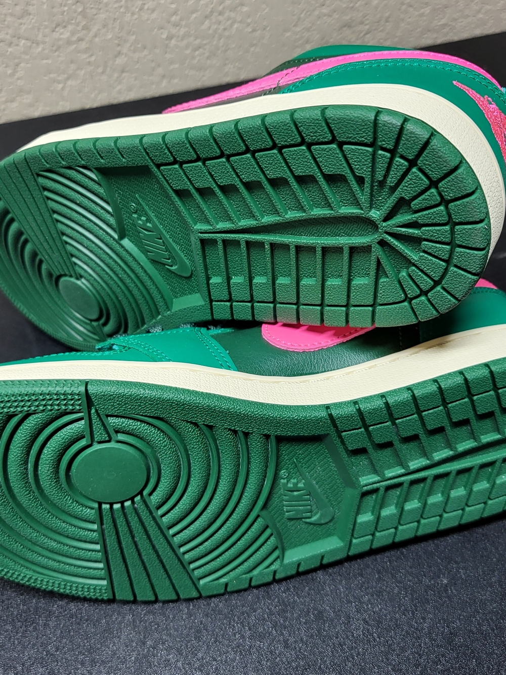 *NEW* Nike Air Jordan 1 Low Malachite Pink Blast DC0774-300 Women's Size 8.5 - Picture 5 of 11
